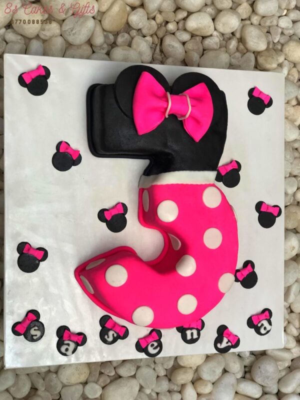 Minnie mouse theme cake