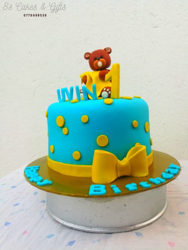 Fondant teddy bear cake